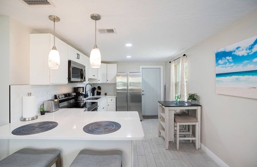 Bayshore Gardens House | Sunset Cottage: New Renovation, Modern 2BR