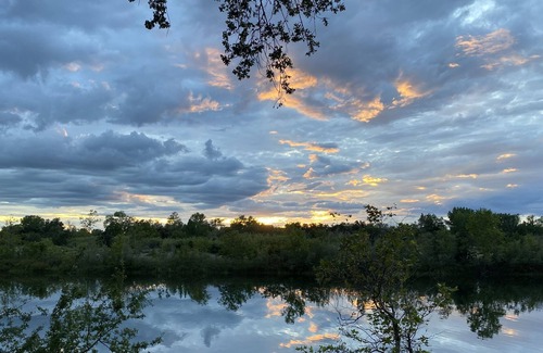 Oroville Cottage | Sunset Cottage on Feather River. Shoreline, Sunsets, and Nature await you!