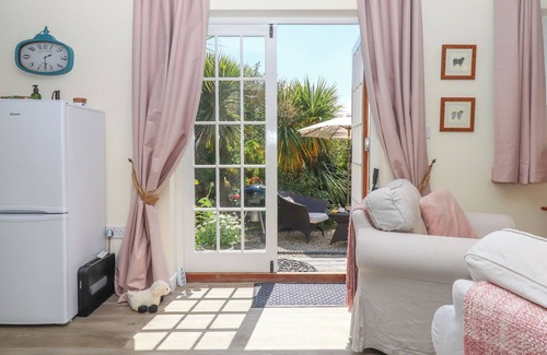 Swimbridge Cottage | SUNSET COTTAGE, romantic, with hot tub in Barnstaple