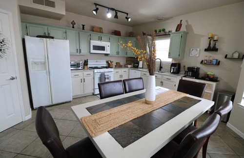 El Paso House | Sunset Escape – Parkside Retreat