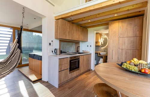 Sencur House | Sunset Holiday Home with Hot tub and terrace