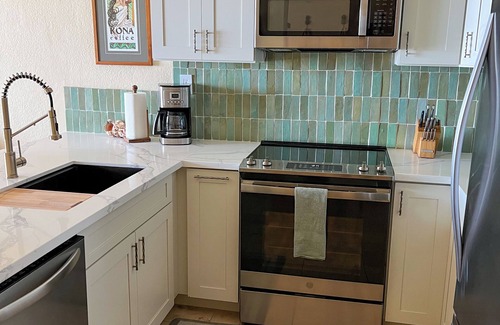 Historic Kailua Village Condo | Sunset in Paradise Oceanfront 1BR/1BA Condo at Kona Reef Fast WiFi & Central AC
