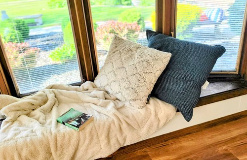 Summit House | Sunset Lake House w Hot Tub, 4 fireplaces & kids bunkroom!