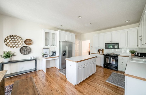 Forest House | Sunset Mountain Views, Spacious, and Close to it All