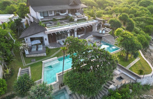 Mushroom Bay Villa | Sunset Point Paradise - Exclusive cliffside villa with ocean views