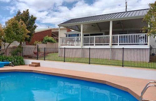 Seaview Downs House | Sunset Poolside Escape - Pet Friendly