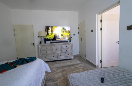 Runaway Bay Villa | Sunset Sea-renity Villa