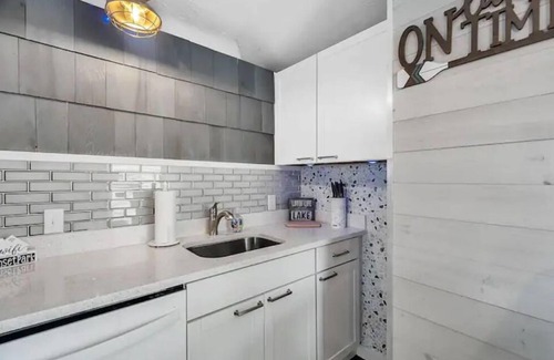 Willoughby House | Sunset Suite