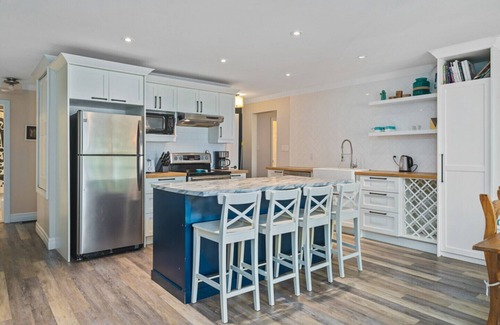 Picton Cottage | Sunset Surf Cottage - Picton, Ontario, Canada