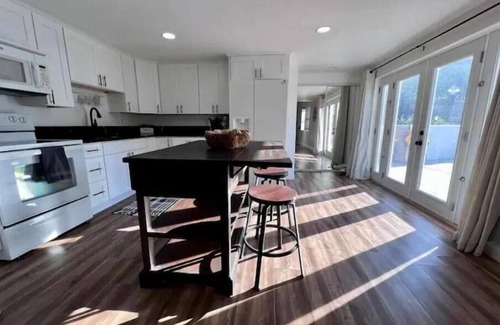 Bonita House | Sunset Tudor Cottage