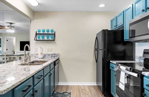 Kimberling City Condo | Sunset View at Anchor's Point - Lakefront Stay for 8 with Private Balcony
