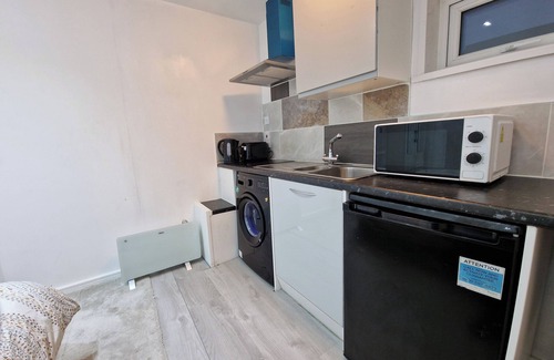 Bilston Apartment | Sunset View Retreat in Wednesbury fr WiFi car park