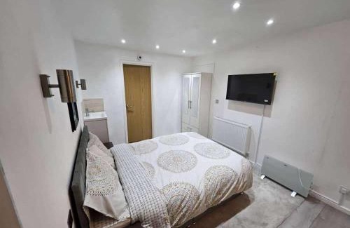 Wednesbury Apartment | Sunset View Retreat in Wednesbury fr WiFi car park