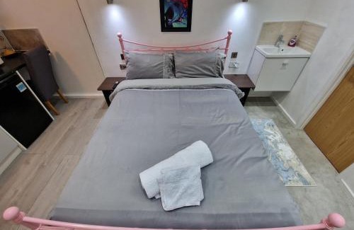 Wednesbury Apartment | Sunset View Retreat in Wednesbury fr WiFi car park
