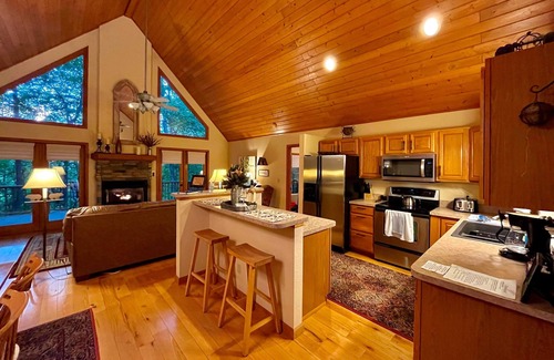 Franklin House | Sunsets in the Smokies. Secluded but not remote. 10 minutes north of Franklin.