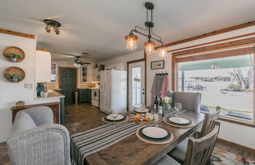 Granbury Cottage | Sunsets! Lake Home w Swing at Dock. Stocked kitchen, KING Bed, Photo Opp