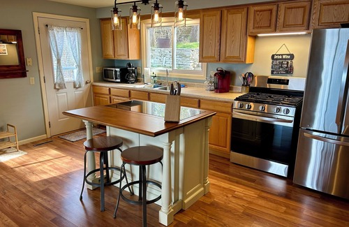 Hustisford House | Sunsets on the lake at Mill Pond Cottage-Pickleball, Water Sports, Hiking &more