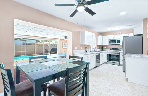 Harbor Bluffs House | 🏖️ Sunshine, Beaches and a Beautiful Pool Inside a Large Screened in Lanai!