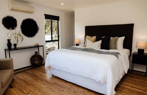 Kidaman Creek House | Sunshine Coast Hinterland Escape With Views and Creek Frontage