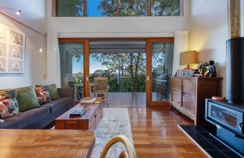 Mapleton Cottage | Sunshine Coast Hinterland. Couples Getaway. Cosy with Fireplace. Pet-Friendly!