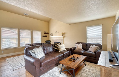 Old Farm District House | Sunshine Retreat - Hot Tub & Game Room &BBQ &AC close to Old Mill