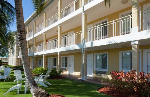 Seven Mile Beach Hotel | Sunshine Suites Resort