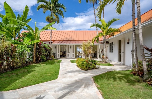 Runaway Bay Villa | Sunspot Villa 4 BEDROOMS Runaway Bay, North Coast Beach