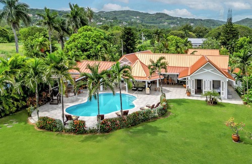 Runaway Bay Villa | Sunspot Villa 5 BEDROOM (Runaway Bay, North Coast Beach)