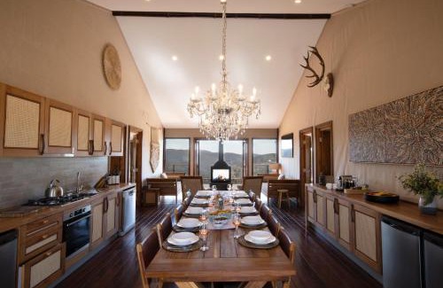 Capertee Villa | Sunvale Stunning Luxury Lodge with Woodfire Heated Spa and Large Deck