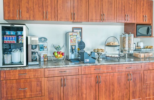100 Mile House Hotel | Super 8 by Wyndham 100 Mile House