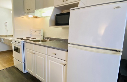 100 Mile House Hotel | Super 8 by Wyndham 100 Mile House