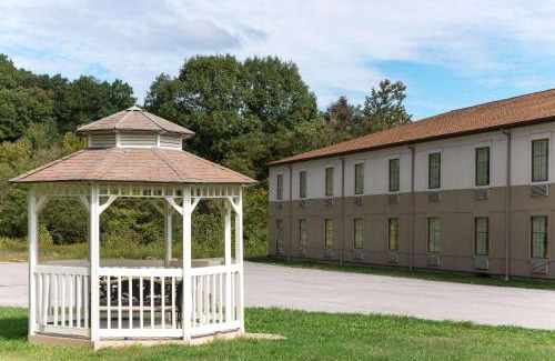 Homewood Hotel | Super 8 by Wyndham Beaver Falls
