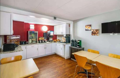 Tad Hotel | Super 8 by Wyndham Charleston WV