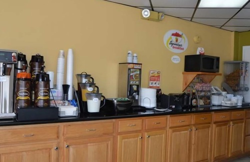 Clinton Hotel | Super 8 by Wyndham Clinton