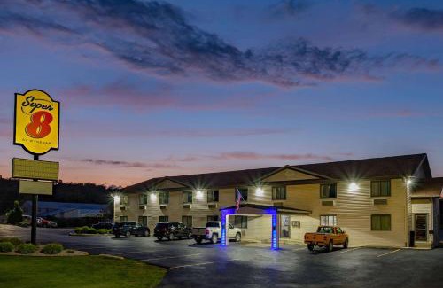 Decorah Hotel | Super 8 by Wyndham Decorah