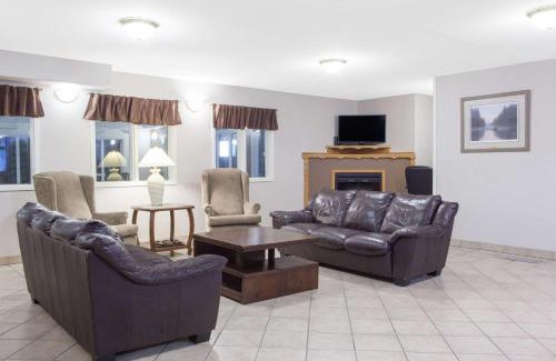 Rainy River District Hotel | Super 8 by Wyndham Fort Frances