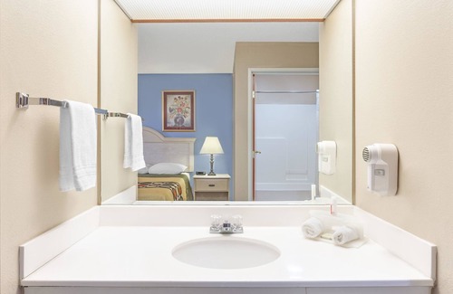 Freeport Hotel | Super 8 by Wyndham Freeport