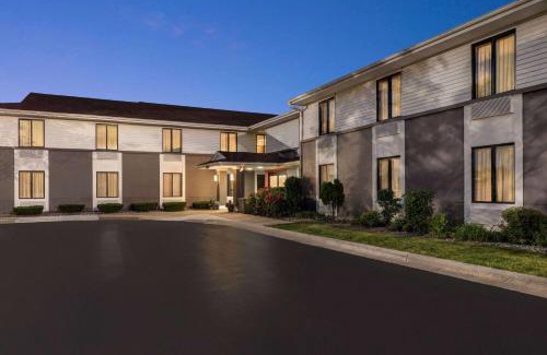 Village of Germantown Hotel | Super 8 by Wyndham Germantown/Milwaukee