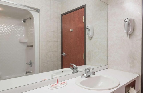 Grayson Hotel | Super 8 by Wyndham Grayson