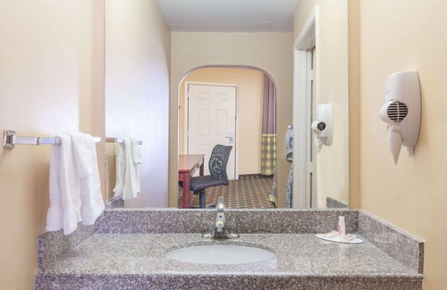Barker Hotel | Super 8 by Wyndham Houston/Willowbrook/Hwy 249