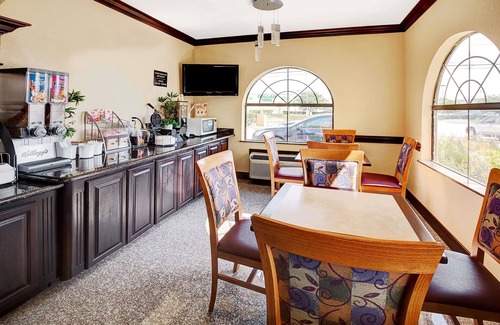 Southbelt/Ellington Hotel | Super 8 by Wyndham Houston Hobby Airport South