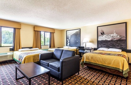 League City Hotel | Super 8 by Wyndham League City/Kemah Area