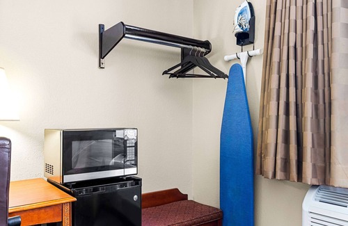 Plum Hotel | Super 8 by Wyndham Pittsburgh/Monroeville