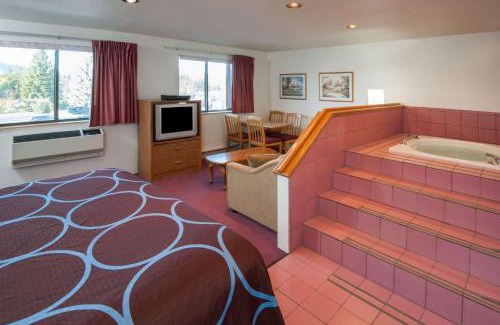 Salmon Arm Hotel | Super 8 by Wyndham Salmon Arm