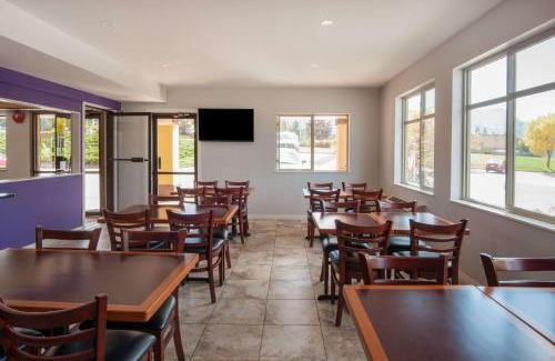 Salmon Arm Hotel | Super 8 by Wyndham Salmon Arm