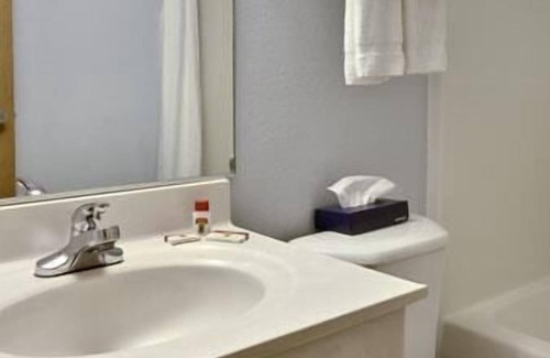 Seville Hotel | Super 8 by Wyndham Seville