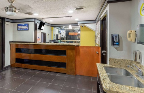 Tulsa Hotel | Super 8 by Wyndham Tulsa/Arpt/St Fairgrounds