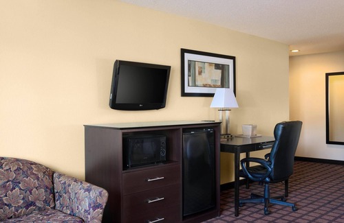 Whitewater Hotel | Super 8 by Wyndham Whitewater WI