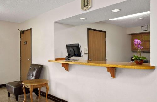Williams Lake Hotel | Super 8 by Wyndham Williams Lake BC