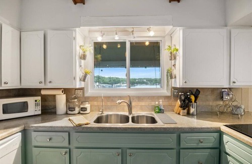 Lake Ozark House | SUPER CLEAN! private dock & lrg outdoor living w/bar - big cove w kayak & SUP